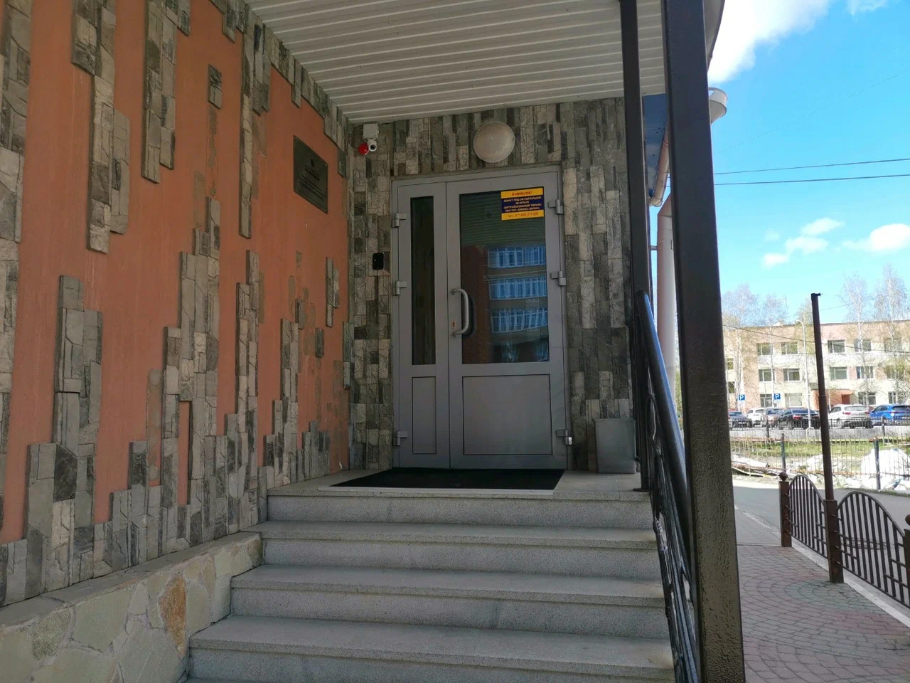 Дверь и лестница входа